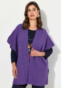 Lila öppenkardigan med vida ärmar, som har en texturerad ribbväv. Buren över en svart topp, med avslappnad passform och sidofickor.