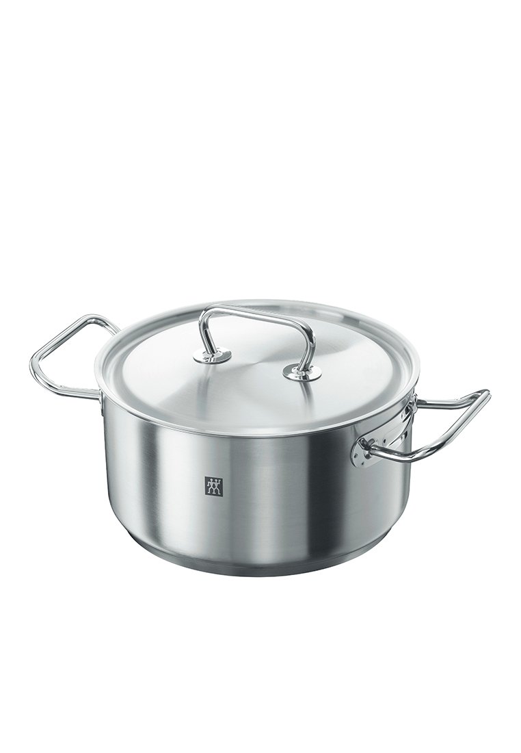Casserole en acier inoxydable avec un couvercle en verre, corps arrondi, deux poignées en acier inoxydable et une surface lisse et polie.