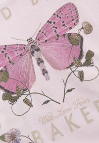 Rosa bomullstyg med en stor fjärilsillustration med intrikata detaljer, omgiven av gröna blad och texten "Med kärlek från BAKED."