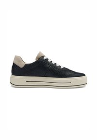 Niski czarny sneaker z teksturowanym wzorem, białymi sznurówkami, beżowymi akcentami na pięcie i języku oraz grubą, kremowo-białą podeszwą z czarnymi paskami.