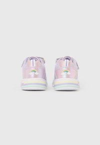 Baskets violettes avec des accents roses brillants, présentant des détails de nuages arc-en-ciel sur le talon et une semelle légère et rembourrée avec des rayures pastel.