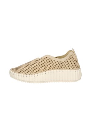 Zapatilla beige sin cordones con parte superior de patrón tejido y suela gruesa blanca texturizada, diseñada para uso casual.