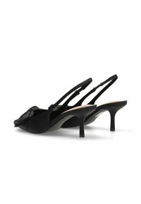 Zapatos de tacón negros tipo slingback con un detalle de lazo de tela en la parte frontal, tacón de aguja delgado y material suave parecido al satén.