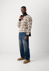 Scotch & Soda ARGYLES DROPPED SHOULDER PULLOVER - Strickpullover - eggnog