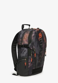 Mochila con un patr�ón de camuflaje en gris oscuro y acentos en naranja. Cuenta con múltiples bolsillos con cremallera y correas de hombro acolchadas para mayor comodidad.