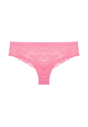 Slip hipster da donna in pizzo rosa con motivo floreale e bordi smerlati su sfondo bianco.