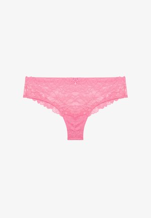 Slip hipster da donna in pizzo rosa con motivo floreale e bordi smerlati su sfondo bianco.