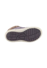 Sneaker mit einer strukturierten lila Oberschicht und flauschigem beigen Futter; weiße Gummisohle mit unterschiedlichen Traktionsmustern und gedruckter Größenangabe.
