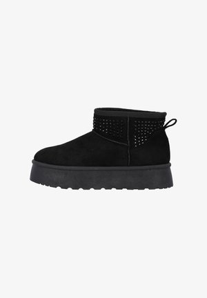 Schwarze Wildleder-Stiefelette mit strukturierter Oberfläche, versehen mit einem Nietenakzent am Schaft und einer Gummiplatfformsohle für besseren Halt.