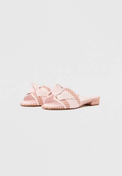 Ροζ γυναικεία σανδάλια χωρίς λουράκια με πλεκτές λεπτομέρειες, ανοιχτές μύτες και χαμηλά τετράγωνα τακούνια σε απλό γκρι φόντο.
