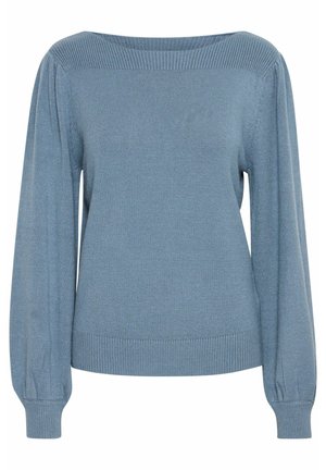 Suéter de punto azul claro con un escote amplio, mangas largas abullonadas, puños y dobladillo acanalados. Textura suave y color uniforme en todo.