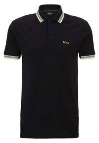 Schwarzes Polo-Shirt mit einer Knopfleiste mit drei Knöpfen. Verfügt über grüne und silberne gestreifte Akzente am Kragen und an den Ärmeln. "BOSS"-Logo in Grün.