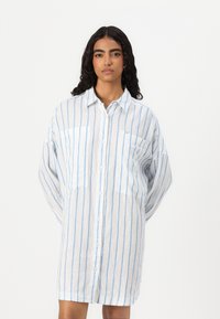 Svītraina lina kleita gaiši zila un balta, ar pogu aizdari priekšpusē, divām krūšu kabatām un pārāk lielām piedurknēm.