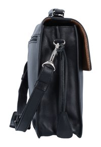 Schwarze Leder-Umhängetasche mit strukturiertem Design, ausgestattet mit silberner Hardware, einem verstellbaren Schultergurt und einem kontrastierenden, hellbraunen Innenfutter.