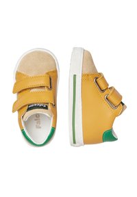 Scarpe per bambini gialle e beige con doppie chiusure in velcro, suole bianche e accenti verdi, mostrate da angolazioni superiori e laterali.