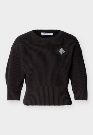 Maglione nero a costine in maglia con maniche a tre quarti, scollo rotondo e un piccolo logo bianco a forma di diamante sul petto sinistro.