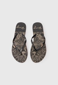 Tongs noires avec des brides élégantes, dotées d'une semelle texturée ornée d'un motif floral doré et du logo de la marque.