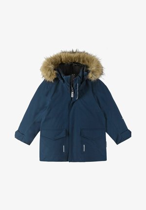 Marineblauwe parka jas met een nep bont gevoerde capuchon, twee voorzakken en reflecterende accenten, voorzien van een rits en drukknoopsluiting.