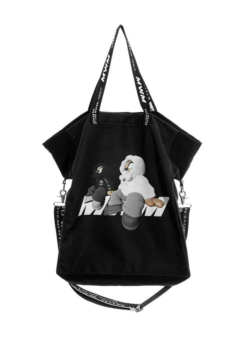 Bolsa tote de lona negra con un diseño gráfico de personajes de dibujos animados, dos asas para llevar y una correa ajustable para el hombro.