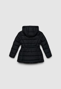 Schwarze Daunenjacke mit tailliertem Schnitt, Kapuze und gestepptem Muster. Lange Ärmel mit körpernaher Passform und glatter Oberfläche.