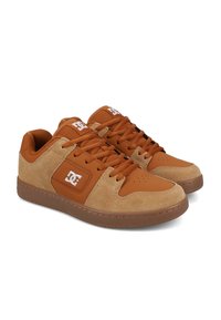 Braune Sneakers aus einer Kombination von glattem Leder und Wildleder, mit Schnürsenkeln, Perforationen und einem Logo an der Seite. Flache Gummisohle.