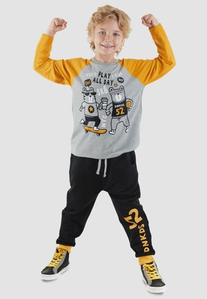 Denokids, BEKLEIDUNG PLAY ALLDAY XT SET - Jogginghose - grey-black cffs