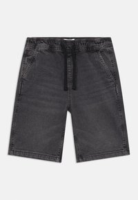 Shorts de mezclilla gris con cinturilla elástica y cordón. Cuenta con dos bolsillos laterales y una textura suave.