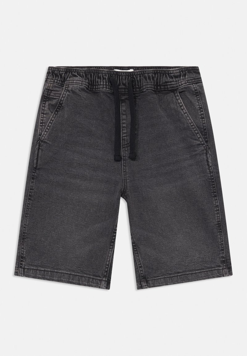 Shorts de mezclilla gris con cinturilla elástica y cordón. Cuenta con dos bolsillos laterales y una textura suave.