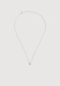 Colar com pendente prateado, apresentando uma corrente delicada com pequenas contas redondas que conduzem a um pendente central circular cravejado de cristais.