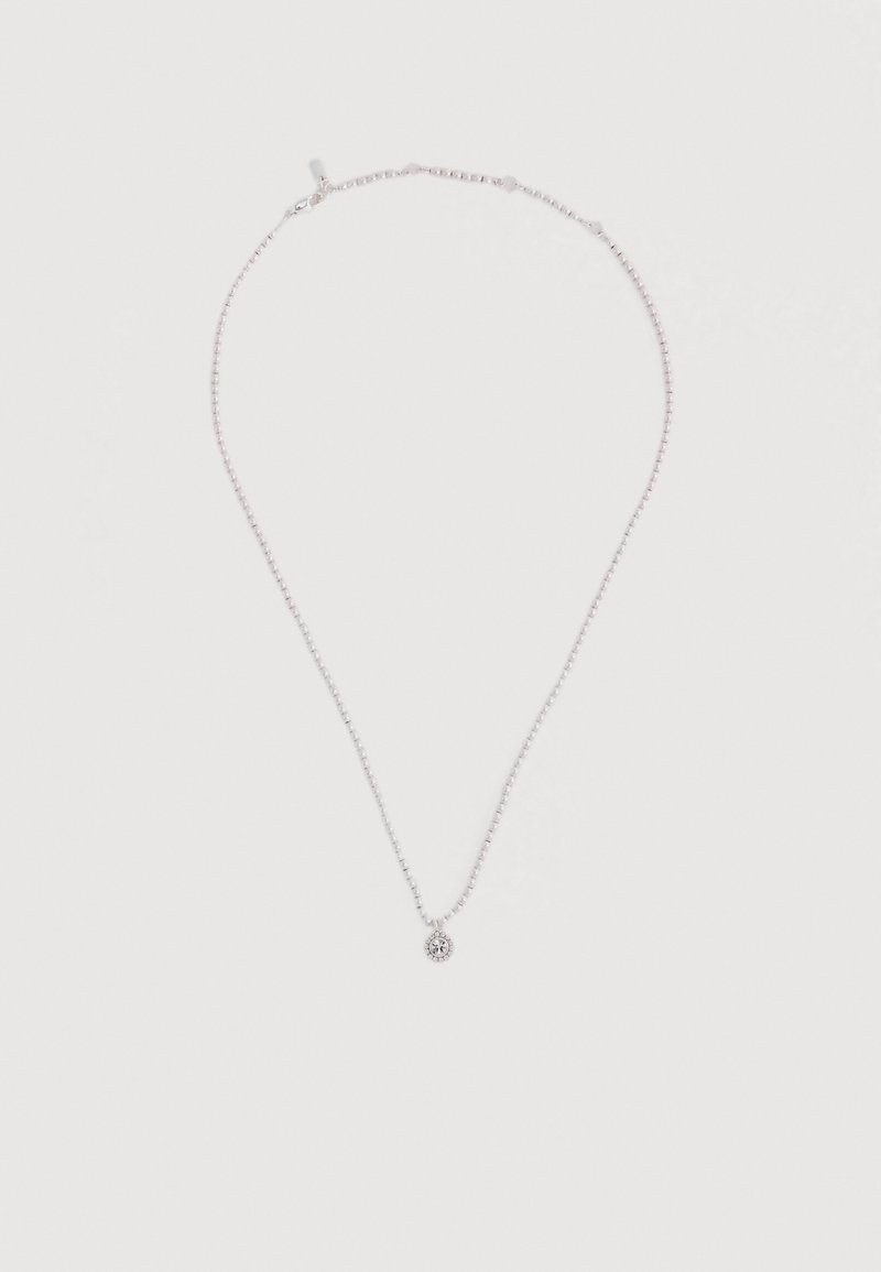 Colar com pendente prateado, apresentando uma corrente delicada com pequenas contas redondas que conduzem a um pendente central circular cravejado de cristais.