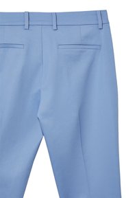 Pantaloni azzurri chiari con una trama morbida, dotati di cintura regolabile e due tasche posteriori con bordi sottili e piatti. Senza chiusure visibili.