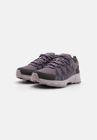 Zapatos deportivos texturizados en púrpura y gris, con parte superior de malla, puntera reforzada y suela de goma duradera para tracción.