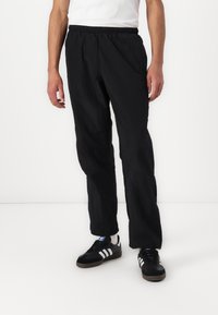 adidas Originals - ADICOLOR 2000S WOVEN TRACK LOOSE - Spodnji deli trenirk - black Miniaturna slika 1