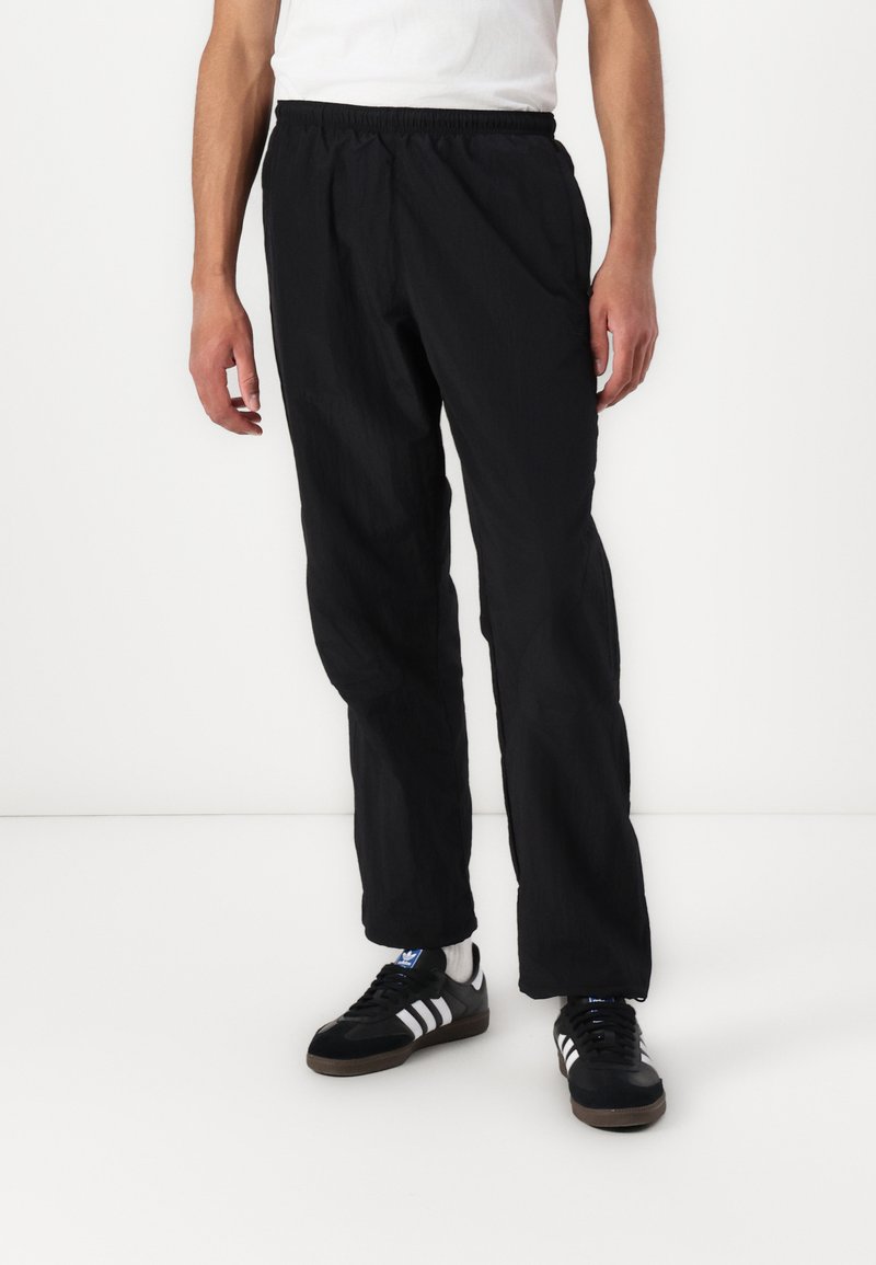 adidas Originals - ADICOLOR 2000S WOVEN TRACK LOOSE - Spodnji deli trenirk - black, Povečajte