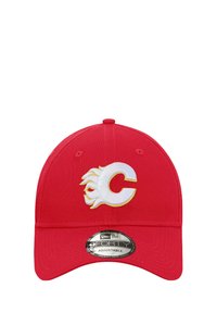 Rote Baseballmütze aus Stoff, mit einem gestickten Logo in Weiß und Gelb, das eine Flamme darstellt, sowie dem Buchstaben "C" auf der Vorderseite. Verstellbarer Riemen.