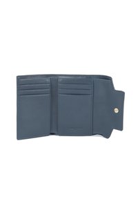 Portafoglio tri-fold blu in pelle aperto che mostra sei slot per carte e una piccola chiusura a scatto sul lato destro.