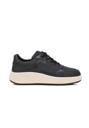 Czarny sneaker z teksturowaną tkaniną i skórzaną cholewką, czarne sznurówki i gruba kremowa, prążkowana podeszwa, widziany z zewnętrznej strony.