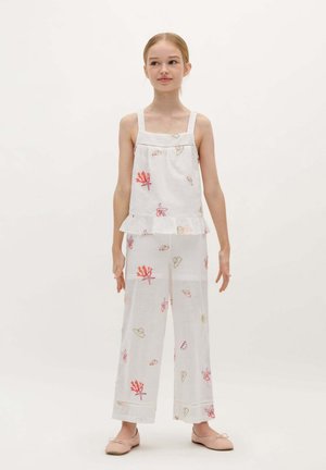 Top alb fără mâneci cu modele brodate de corali și frunze, asortat cu pantaloni albi, largi, cu motive similare. Textură netedă.
