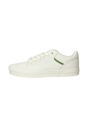Witte canvas sneakers met groene accenten aan de zijkant, ronde neus en platte rubberen zool. Beschikt over zes veterogen en een logo aan de zijkant.