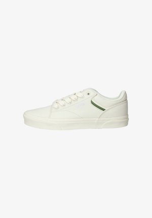 Witte canvas sneakers met groene accenten aan de zijkant, ronde neus en platte rubberen zool. Beschikt over zes veterogen en een logo aan de zijkant.