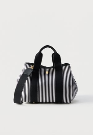 Μαύρη και λευκή κάθετη ριγέ τσάντα χειρός με δύο μαύρες λαβές και αποσπώμενο λουρί ώμου σε απλό φόντο.