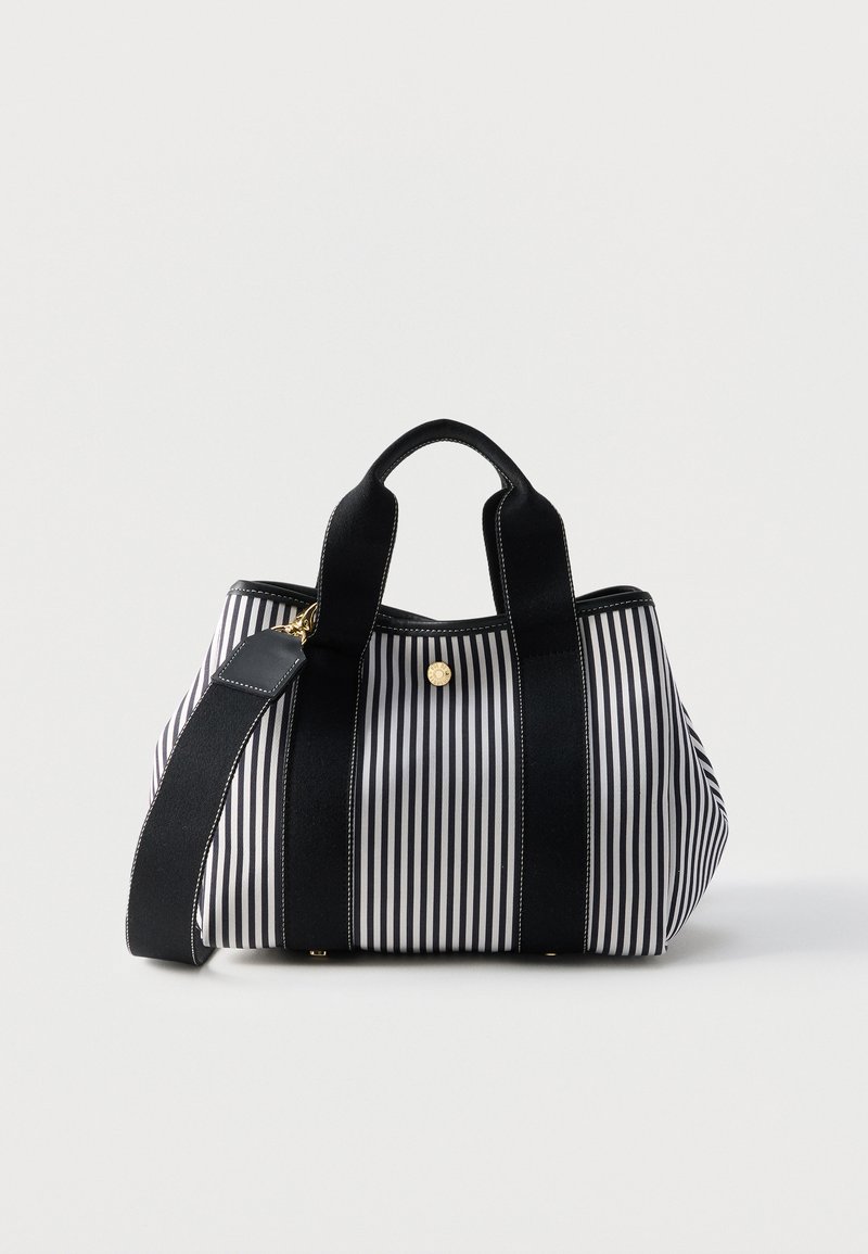 Μαύρη και λευκή κάθετη ριγέ τσάντα χειρός με δύο μαύρες λαβές και αποσπώμενο λουρί ώμου σε απλό φόντο.