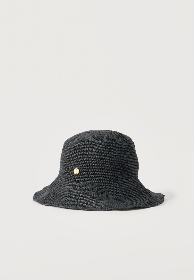 Μαύρο πλεκτό καπέλο τύπου bucket με φαρδύ, χαλαρό γείσο και μικρό στρογγυλό χρυσό έμβλημα στο πλάι, τοποθετημένο σε απλό ανοιχτό φόντο.