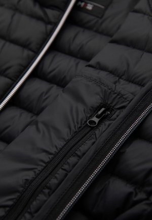 Schwarze Steppjacke mit gestepptem Design, ausgestattet mit einem zentralen Reißverschluss und seitlichen Taschenreißverschlüssen, aus glattem, strapazierfähigem Material gefertigt.
