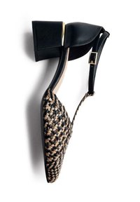 Sandalía de tacón trenzada en negro y beige con punta abierta, hebilla en el tobillo y un tacón ancho, que presenta un diseño texturizado y trenzado.