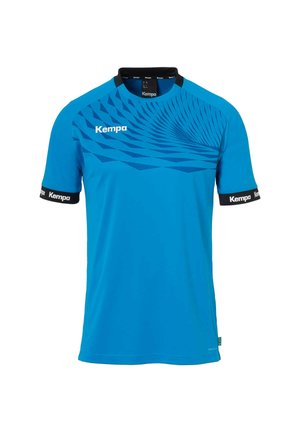 Blauw sportshirt met korte mouwen, zwarte kraag en mouwboorden, geometrisch patroon op de borst en witte "Kempa"-logo's op de voorkant en de boorden.