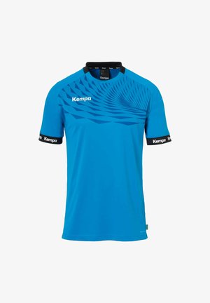 Blauw sportshirt met korte mouwen, zwarte kraag en mouwboorden, geometrisch patroon op de borst en witte "Kempa"-logo's op de voorkant en de boorden.