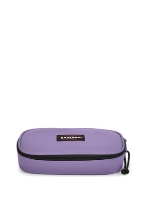 Estuche para lápices Eastpak morado con forma rectangular, textura de tela lisa, cierre de cremallera y parche de logo negro en el frente.