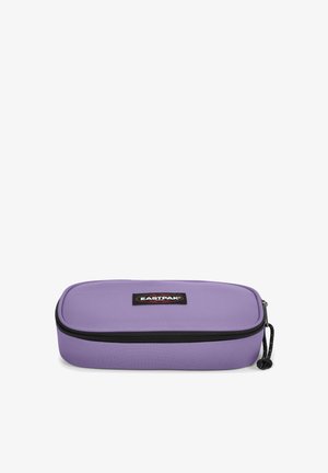 Estuche para lápices Eastpak morado con forma rectangular, textura de tela lisa, cierre de cremallera y parche de logo negro en el frente.