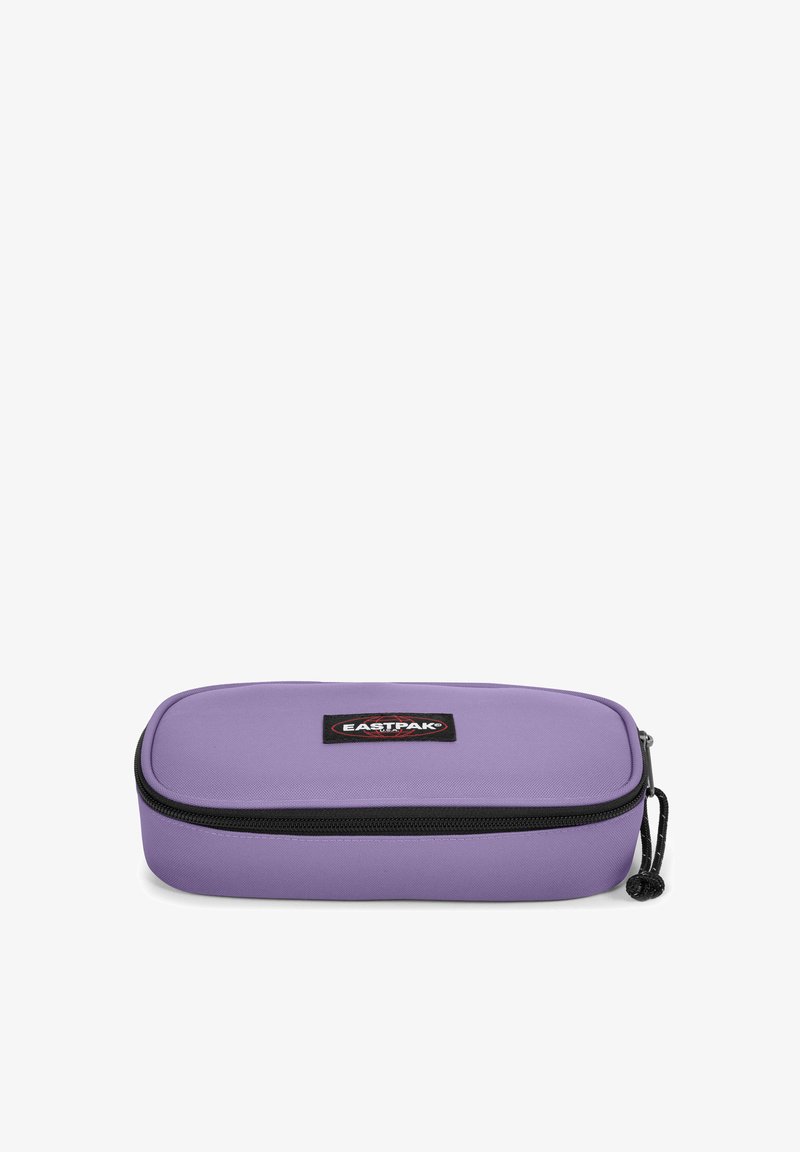 Trousse à crayons Eastpak violette de forme rectangulaire, avec une texture en tissu lisse, une fermeture éclair et un patch logo noir sur le devant.
